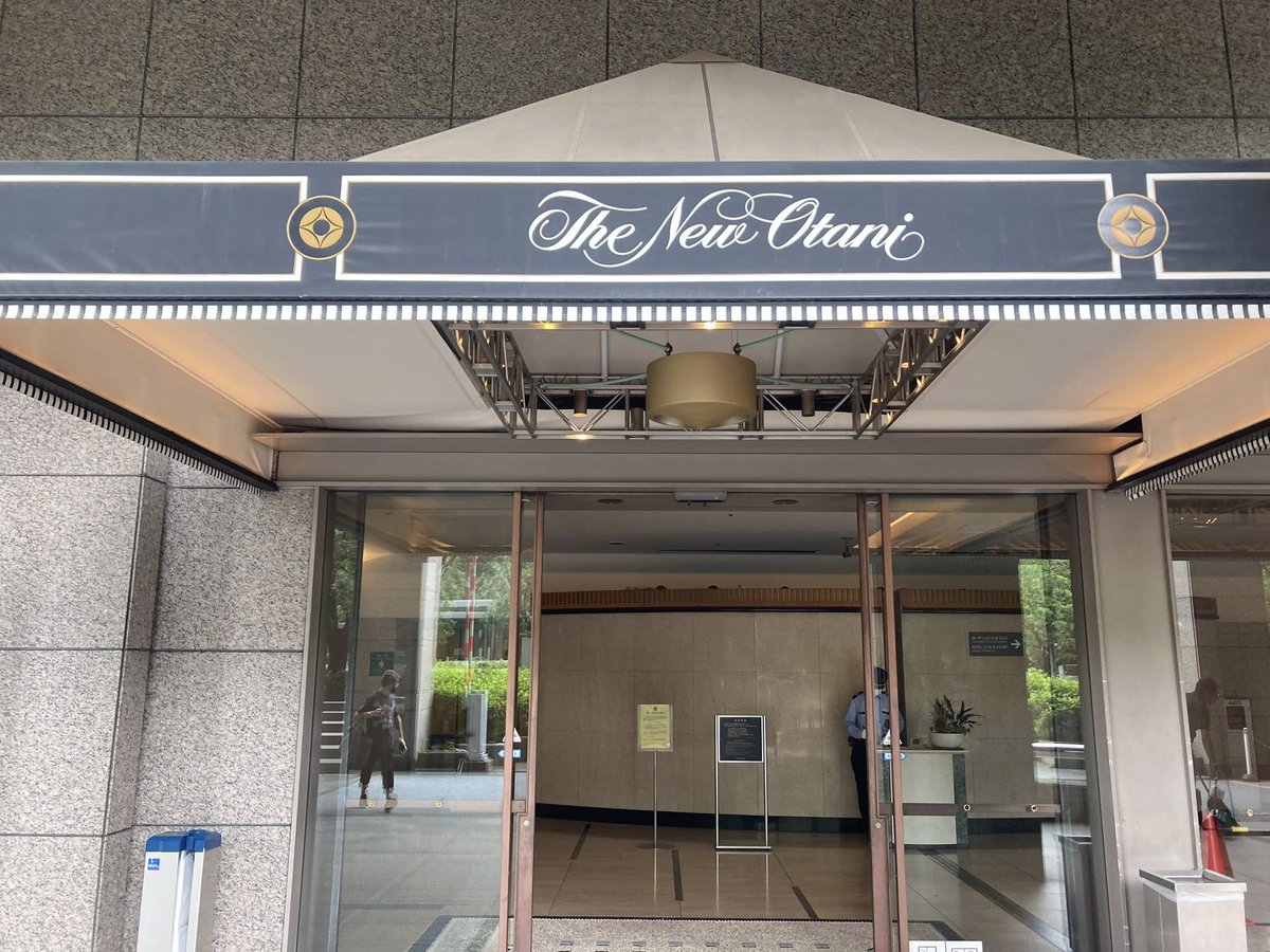 jtwo_nodatch's tweet image. JR東日本の株主総会、今年も行ってきました。冒頭で山形新幹線E8系立往生や「はやぶさ」「こまち」連結外れに関して陳謝したこともあり、厳しく追求する声はありませんでした。昨年までのようなキセくん社長解任動議提出や不規則発言、罵声もほぼなく、淡々と進んだ平穏な総会だったと思います。