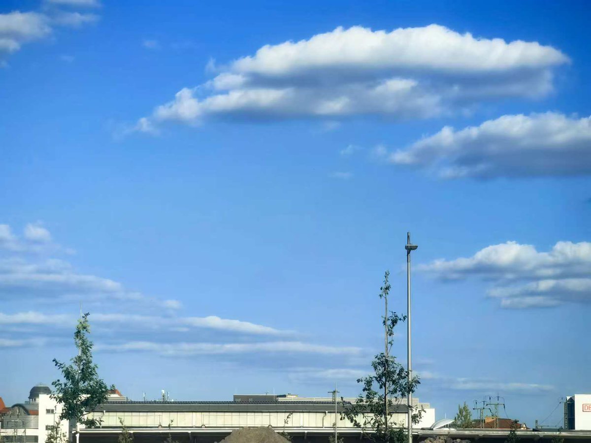 今天 伊朗的朋友电话我。 我说 很担心伊朗被干趴啊。他回答：“完全没有任何需要担心的理由。
伊朗是世界上最古老的文明之一，依然是中东地区的主要强国。凭借其深厚的历史根基、战略性的地缘位置，以及在地区事务中的重要影响力，伊朗持续在该地区发挥着核心且稳定的作用。”   我决定停战了、