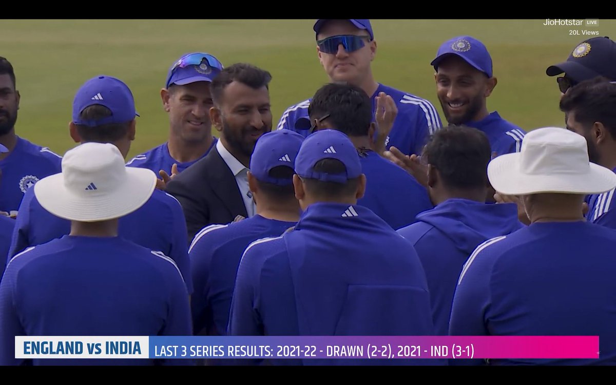 #ENGvIND #SaiSudharsan #CheteshwarPujara #Sportskeeda #INDvsENGTest #INDvsENG 
Cheteshwar Pujara handed the Test Cap to Sai Sudharsan 🥹❤️

- Passing of Legacy at 3.....!!!