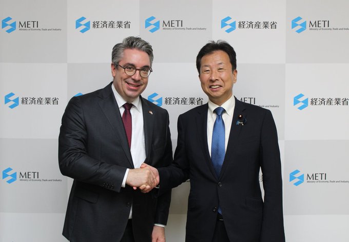 METI_JPN's tweet photo. State Minister Ogushi met with H.E. Mr. Stefan Rouenhoff, Parliamentary State Secretary of Economic Affairs and Energy, Germany, and representatives from 13 German companies. https://t.co/eJDDgkjXo1