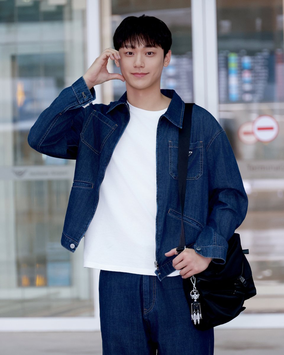 Actor Lee Dohyun is off to Milan in a full Prada look to attend Prada SS26 Menswear Fashion Show.

#PradaSS26
#MiucciaPrada
#RafSimons 
#PradaPeople 
#LeeDohyun