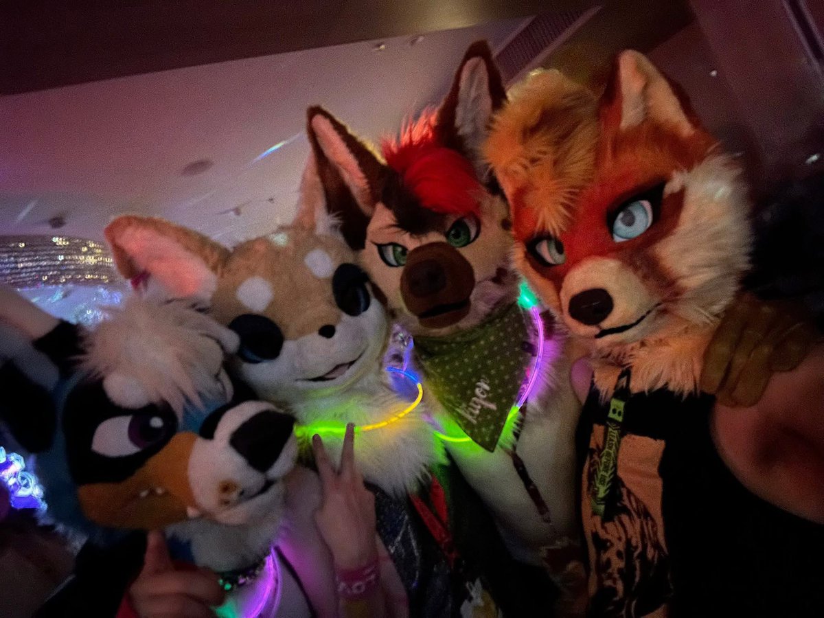 Be ready for more party night!!

📸 <a href="/LowriAkai/">Lowri Akai 落日 | Syk</a> 
#FursuitFriday