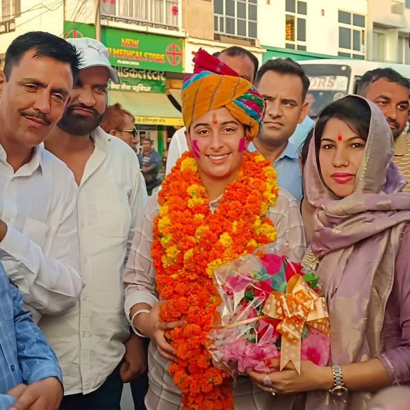 वीरों की धरती झुंझुनूं की बेटी निहारिका तेतरवाल बनी लेफ्टिनेंट 🇮🇳

राजस्थान जिला झुंझुनूं के छोटे से गांव तेतरवालों की ढाणी की बेटी निहारिका तेतरवाल पुत्री श्री सुभाष तेतरवाल को भारतीय सेना में लेफ्टिनेंट बनने पर ढेर सारी बधाई एवं शुभकामनाएं 🙏🇮🇳