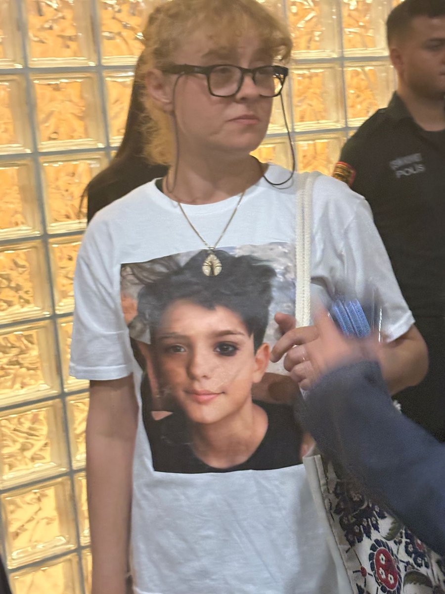 Aileye saygisi olmayan, empati yoksunu Hakim istemiyoruz. Katillere "Yoruldun Otur" diyen bir Hakim asla vicdan sahibi olamaz. AILEYE SAYGISIZLIK DIZ BOYU
#ReddiHakim