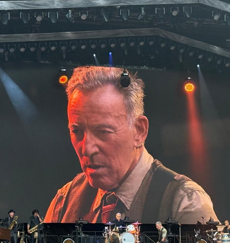 VLafora's tweet photo. Hi tramps & all #EStreetBand friends.
Happy #SpringsteenFriday! Today back to #Barcelona #June24 2024 with 📹 By @PaulApp0505
"Spirit in The Night"
https://t.co/LUxsRphDfg
@Mosqueter4 @BDoltri @Emma48998116 @tommymcc321 @BrianHayes757 @clock1258 @ToonTravels @NJMusicFun2 https://t.co/m71KbEIwX5