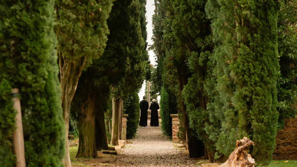 👥 IN COMMUNITATE: En comunitat. Tot allò que facis, fes-ho sempre a favor de la comunitat a la qual pertanys. 

Una comunitat desenvolupada i amb benestar és el camp idoni perquè hi germinin bones persones.