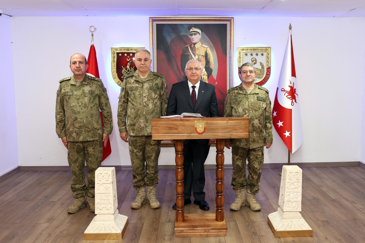 Millî Savunma Bakanı Yaşar Güler, beraberinde Genelkurmay Başkanı Orgeneral Metin Gürak ve Kara Kuvvetleri Komutanı Orgeneral Selçuk Bayraktaroğlu ile gittiği Malatya’da, 2’nci Ordu Komutanlığını ziyaret ederek inceleme ve denetlemelerde bulundu.

#MillîSavunmaBakanlığı