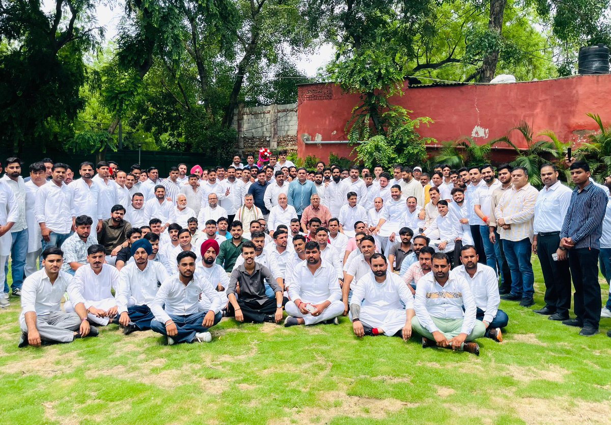 Tarun Tewatia तरुण तेवतिया (@taruntewatia14) on Twitter photo लोकप्रिय सांसद भाई <a href="/DeependerSHooda/">Deepender Singh Hooda</a> जी के दिल्ली निवास पर हरियाणा यूथ कांग्रेस के नवनियुक्त पदाधिकारियों ने आज पूर्व मुख्यमंत्री नेता प्रतिपक्ष <a href="/BhupinderShooda/">Bhupinder Singh Hooda</a> जी,प्रदेश अध्यक्ष <a href="/INCUdaiBhan/">Udai Bhan</a> जी,हरियाणा के सभी कांग्रेस सांसद व वरिष्ठ कांग्रेस नेताओं से मुलाक़ात कर आशीर्वाद लिया। लोकप्रिय सांसद भाई <a href="/DeependerSHooda/">Deepender Singh Hooda</a> जी के दिल्ली निवास पर हरियाणा यूथ कांग्रेस के नवनियुक्त पदाधिकारियों ने आज पूर्व मुख्यमंत्री नेता प्रतिपक्ष <a href="/BhupinderShooda/">Bhupinder Singh Hooda</a> जी,प्रदेश अध्यक्ष <a href="/INCUdaiBhan/">Udai Bhan</a> जी,हरियाणा के सभी कांग्रेस सांसद व वरिष्ठ कांग्रेस नेताओं से मुलाक़ात कर आशीर्वाद लिया।
