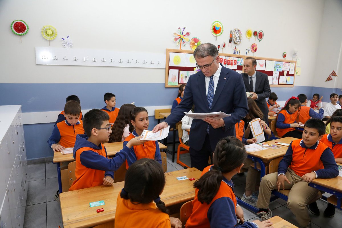 Valimiz Karne Dağıtım Törenine Katıldı

Valimiz Sn. Ozan Balcı, 2024-2025 eğitim öğretim döneminin sona ermesi dolayısıyla İpekyolu İlçesi İki Nisan İlk Okulunda karne dağıtım törenine katıldı. 

Öğrencilere karnelerini verip kitap hediye eden Valimiz, öğrencilere yaz tatilinde