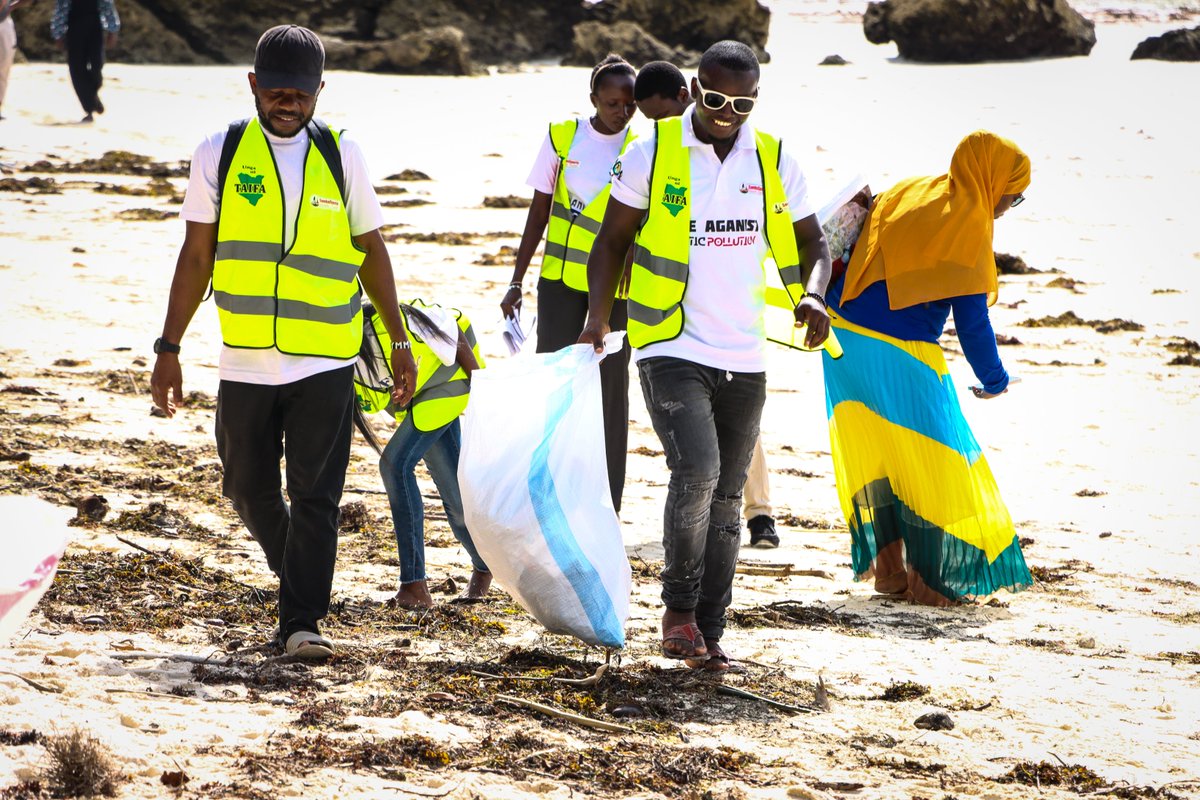 REEFolutionKe's tweet photo. Day 3 of #DianiZeroPlasticsFestival wrapped with sports finals, a plastic-free fashion show &amp; powerful conversations.
REEFolution’s VR booth kept sparking curiosity &amp; the closing ceremony reminded us that this is just the beginning.
#REEFolution #Diani #MarineEducation #3Rs #Eco https://t.co/RrpTLEAe56