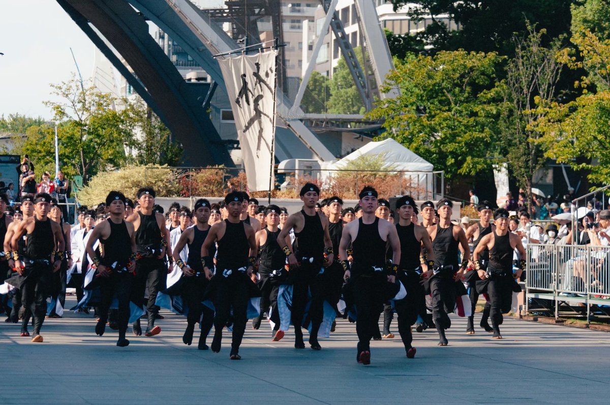 MaktabaFilm's tweet photo. 真夏の名古屋、
体温と気温と感情が混ざり合う。

その場に立った瞬間、
積み重ねてきたすべてが、爆発する。

この一瞬に、
どれほどの想いが込められているか──

あなたの目で確認してほしい。

公開まで、あと8日。

🔹笑゛(じょう)
@jyoinuyama 

🔹マクタバ
https://t.co/xSX2xckoRr https://t.co/QHKVYrwSaV