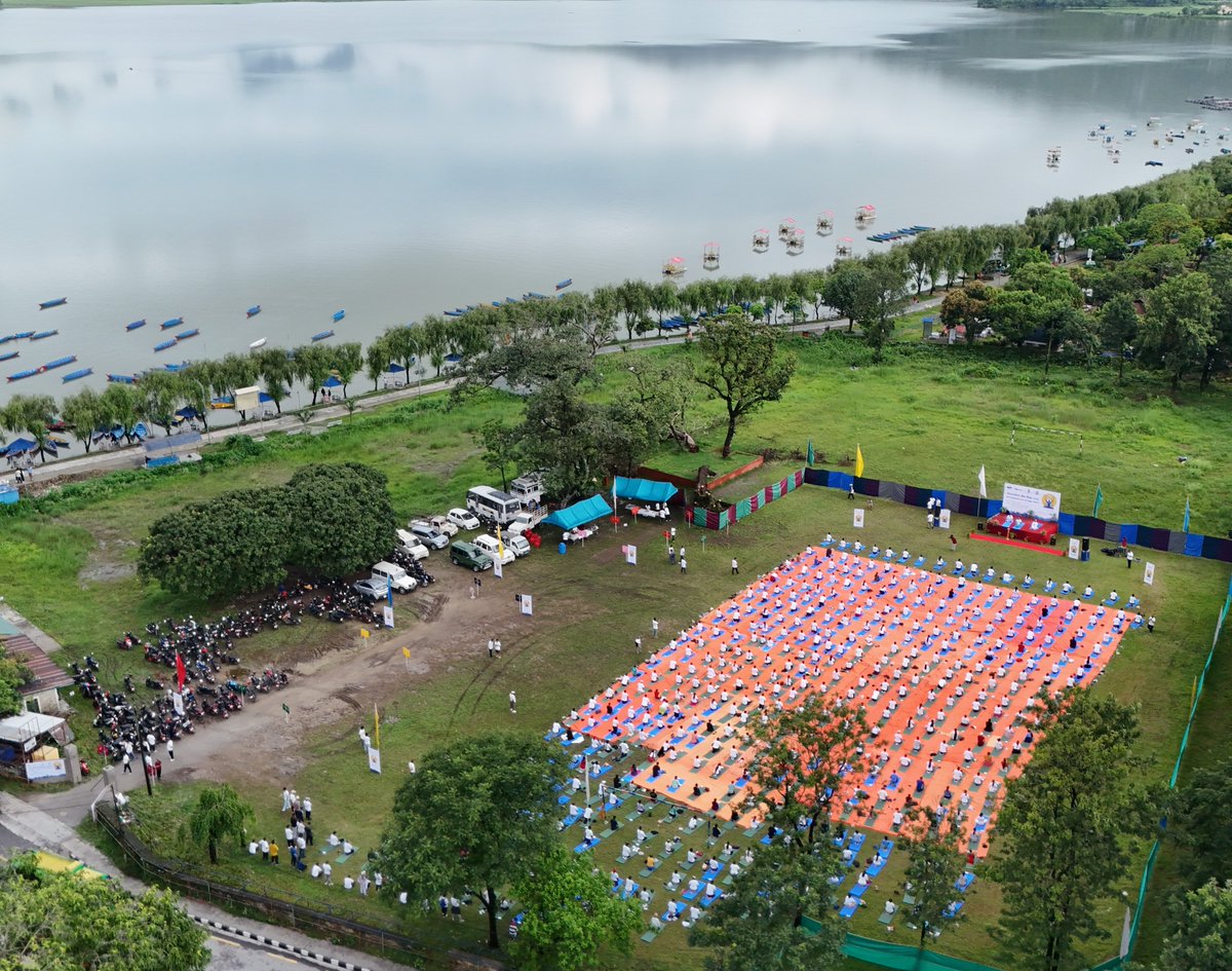 🧘‍♂️ The Embassy of India, Kathmandu <a href="/IndiaInNepal/">IndiaInNepal</a> organised a Yoga &amp; meditation session with more than 500 participants on the banks of scenic Phewa Lake, Pokhara as part of #IDY2025 — celebrating Yoga as a bridge between human consciousness &amp; nature.

#YogaForOneEarthOneHealth