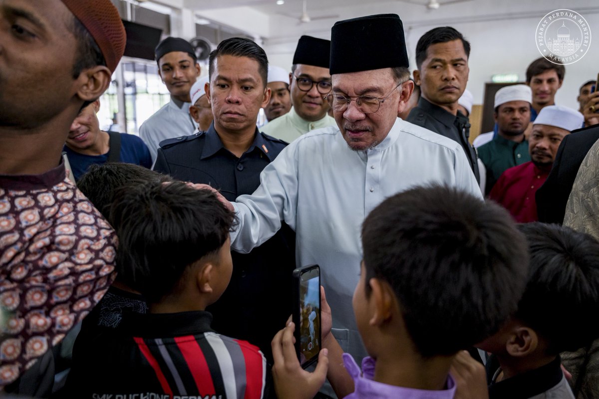 Alhamdulillah, berkesempatan menunaikan solat Jumaat di Masjid Kampung Sri Aman, Puchong, bersama masyarakat setempat dalam suasana yang penuh keberkatan dan ukhuwah.

Khutbah Jumaat hari ini bertajuk “Enakmen Jenayah Syariah, Undang-undang yang Mendidik” disampaikan Muhamad Nur