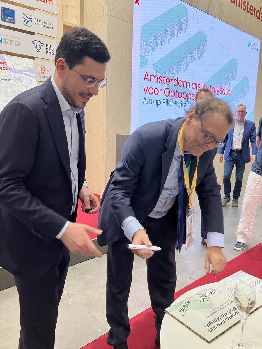 Bij de #Provada <a href="/PROVADAre/">PROVADA</a> gaf ik olv #VictoriatenHulsen en samen met #LeviKoppenhol en #RenzoWesterbeek van #creativecitysolutions de aftrap voor de pilot "optoppen" in Buitenveldert. Op initiatief v. <a href="/StadsdeelZuid/">Stadsdeel Zuid</a> zijn wij hiermee als gemeente katalysator van optoppen.
Dit