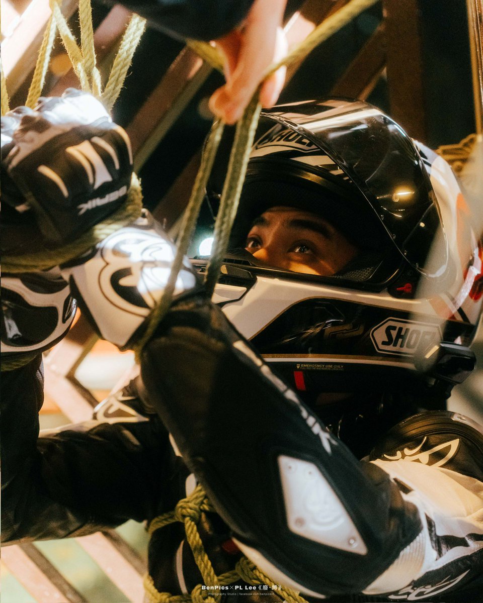 眼神流露出的
是恐懼？還是渴望？

BenPics × PL Lee 寫真書《廢・縛》
Photo Album “RUINS &amp; BONDAGE”
📆2025.06.25 18:00

模特｜左左、樹樹、叡叡、徐木瓜、墨景
繩師｜PL <a href="/PL_8329/">PL</a> 
攝影、製作｜班班 <a href="/beeen1990/">Benjamin</a> 

*本書內容含有成人及BDSM等18禁內容，請斟酌觀看*

#人像攝影 #廢墟 #寫真 #繩縛