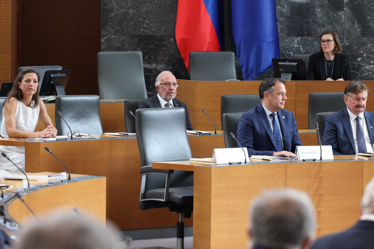 Včeraj sem se udeležil XXI. vseslovenskega srečanja v Državnem zboru RS.
Vsakoletni dogodek, ki povezuje Slovence po vsem svetu, kjer imamo priložnost spoznati  izzive, s katerimi se soočajo naši rojaki v zamejstvu i svetu.
V veselje mi je bilo srečanje s prijatelji iz Argentine.