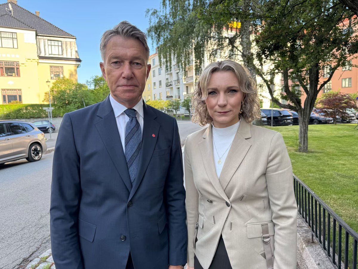 StemAp's tweet image. Ap-regjeringen vil stanse datasentre som driver kraftkrevende kryptoutvinning. Det krever mye kraft og gir få arbeidsplasser og ringvirkninger. Ap-statsrådene Terje Aasland og Karianne Tung utdyper i E24 i dag: e24.no/norsk-oekonomi…