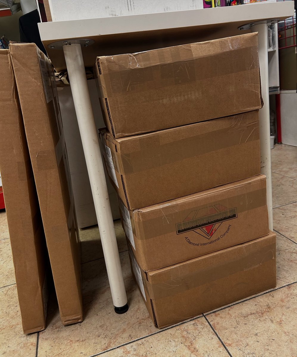 Nos llegan 6 cajas de comic original USA!

Las preparamos a toda pastilla para tener preparadas las reservas y el material de venta libre cuanto antes.