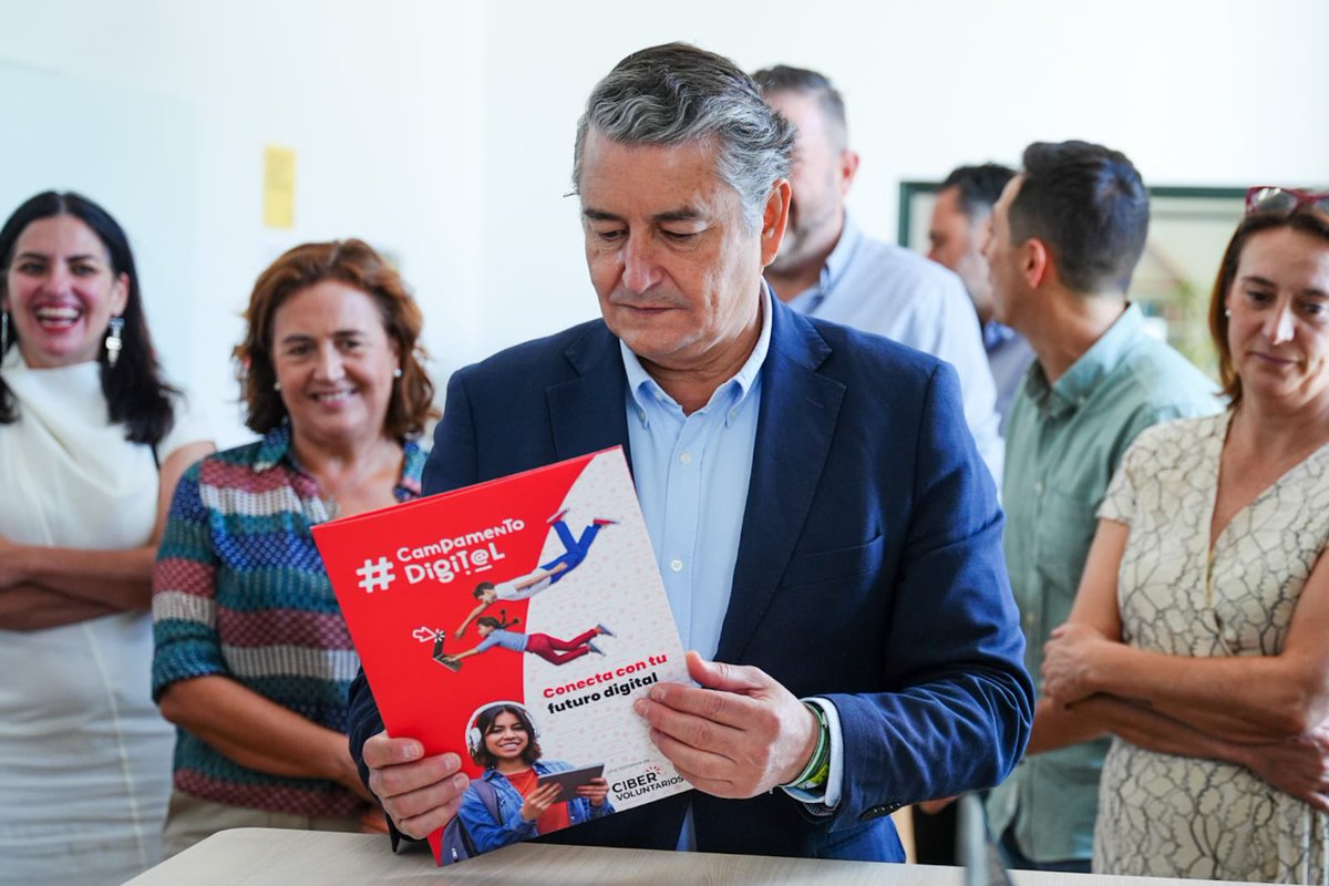antoniosanz's tweet photo. 🌐 Este verano, la Red de @PuntosVuela acoge los talleres #CampamentoDigital:

🧠 Formación gratuita en en el uso de internet
👦 De 9 a 17 años
🎯 Ya han participado más de 2.100 jóvenes

¡Inscríbete en tu Punto Vuela! https://t.co/Qvo3OhR3MS