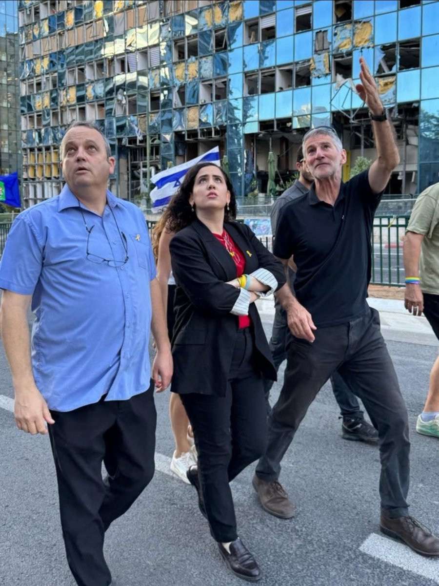 eranbd's tweet photo. יאיר גולן: 
אתם רואים שם למעלה? 
שם נמצא ביבי מבחינת כמות המנדטים ונראה לי שיהיה לנו קשה מאוד. https://t.co/MclJRhco7J