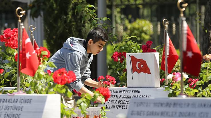 Sevgili Şehit ve Gazi çocuklarımız, karne gününüzde sizinle gurur duyuyoruz! Babanızın, annenizin kahramanlığı ve fedakârlığı sizlerde yaşıyor. Emeklerinizin karşılığı olan bu güzel karneleriniz, sadece sizin değil, tüm milletimizin sevinci. Başarılarınızın devamını diliyor,