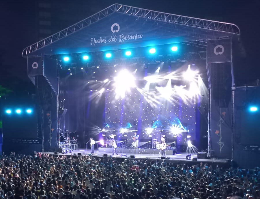 Lori Meyers pone en pie a los corazones rotos de Madrid y acaba con una espontánea en el escenario cadenaser.com/nacional/2025/… Una crónica de <a href="/Elisamuba/">Elisa Muñoz</a>