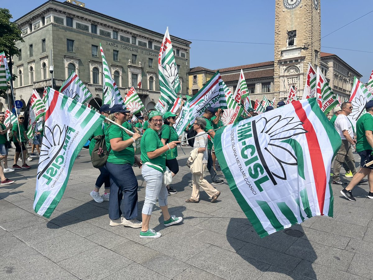 Vogliamo il Contratto! Oggi contateci 💪🏻metalmeccaniche e metalmeccanici Fim Fiom e Uilm della Lombardia  a Bergamo