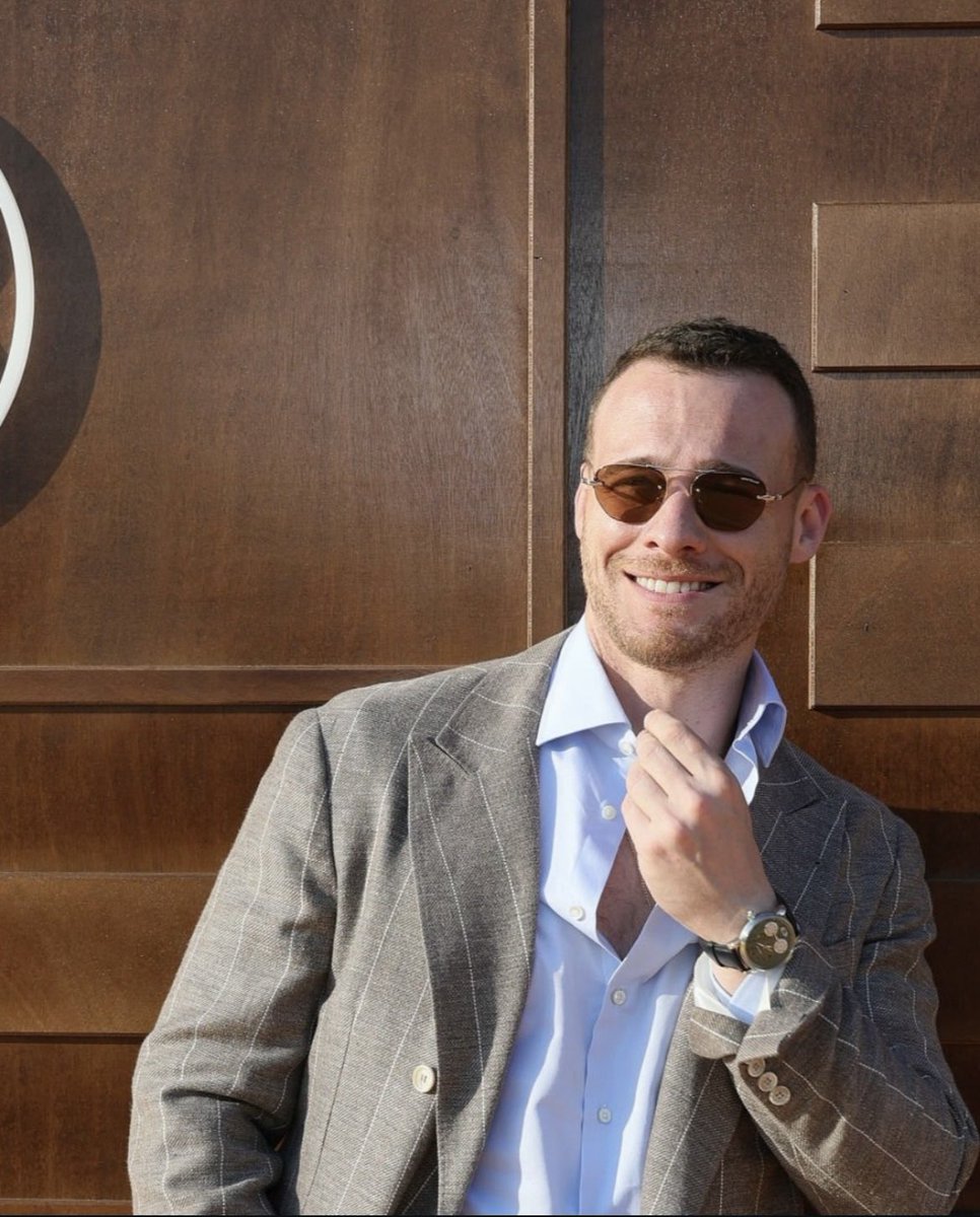 Cmvc_Bursin's tweet photo. Ayer era perfecto, pero hoy, no encuentro una definición.🫠
Porque SI, Kerem es PERFECTO 👌🏻✨️
Guapo, elegante, simpático, atractivo, educado, carismatico, ejemplo, inteligente, amable, tímido, honesto, responsable, discreto y miles de adjetivos más.
Te adoro ♥️😍
#KeremBürsin https://t.co/xtFN6m9G7o