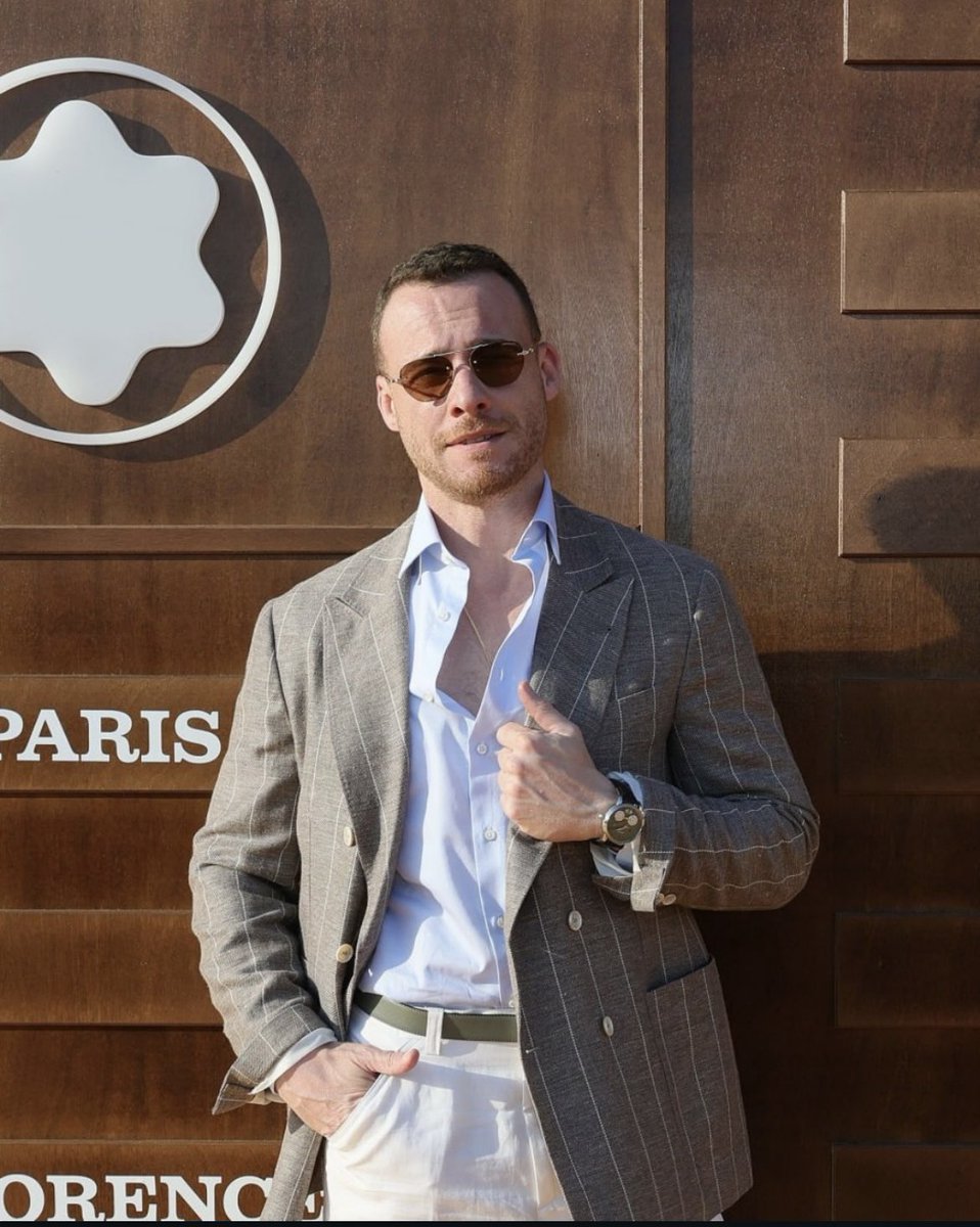 Cmvc_Bursin's tweet photo. Ayer era perfecto, pero hoy, no encuentro una definición.🫠
Porque SI, Kerem es PERFECTO 👌🏻✨️
Guapo, elegante, simpático, atractivo, educado, carismatico, ejemplo, inteligente, amable, tímido, honesto, responsable, discreto y miles de adjetivos más.
Te adoro ♥️😍
#KeremBürsin https://t.co/xtFN6m9G7o