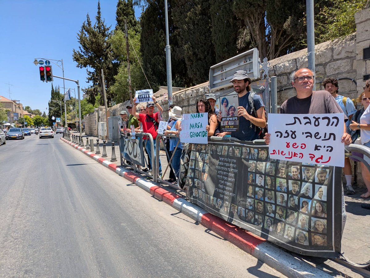 FreeJerusalem1's tweet image. עכשיו: עומדות בירושלים נגד רצח העם בעזה ונגד המלחמה שישראל מסלימה עם איראן, מתוך מטרה להסיט את הקשב מהזוועות בעזה.
סרבו למלחמות!