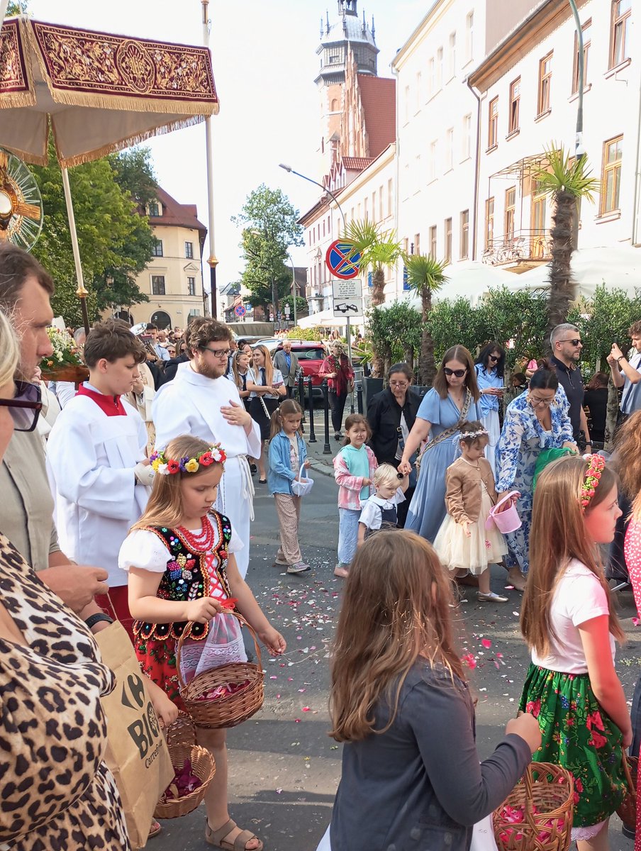 nadzieja_m's tweet photo. Co dla zmysłów niepojęte,
niech dopełni wiara w nas.
#BożeCiało
#BozeCialo
#CWPK https://t.co/Z5zOo5Xazz