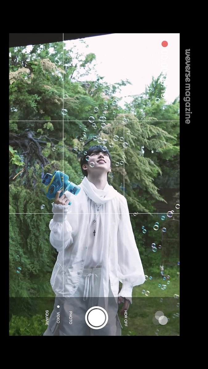 비눗방울 보고 좋아하는 거 보니까 애기인가봐 🤭