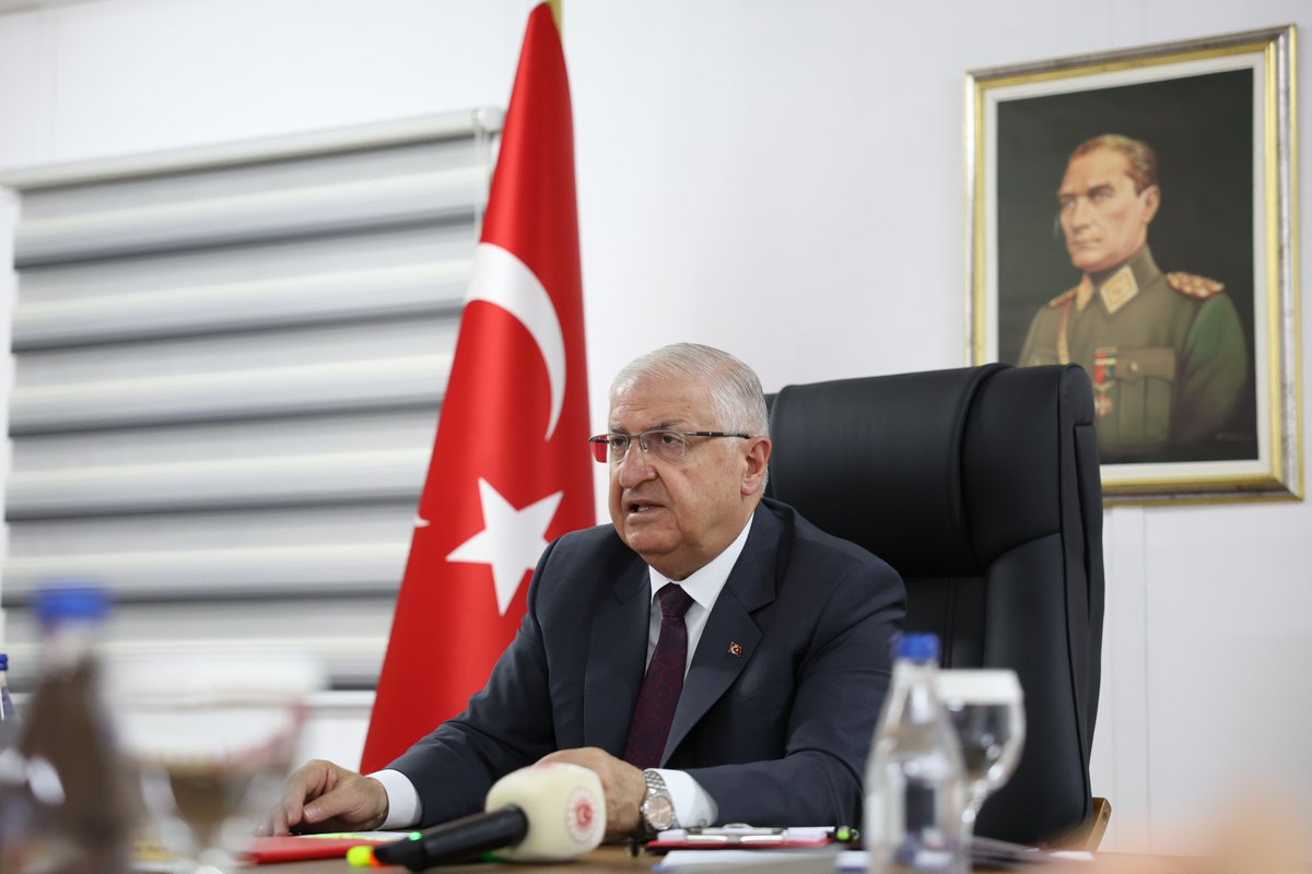 Millî Savunma Bakanı Yaşar Güler, beraberinde Genelkurmay Başkanı Orgeneral Metin Gürak ve Kara Kuvvetleri Komutanı Orgeneral Selçuk Bayraktaroğlu ile inceleme ve denetlemelerde bulunduğu 2’nci Ordu Komutanlığında toplantı gerçekleştirdi. Bakan Yaşar Güler, video telekonferans