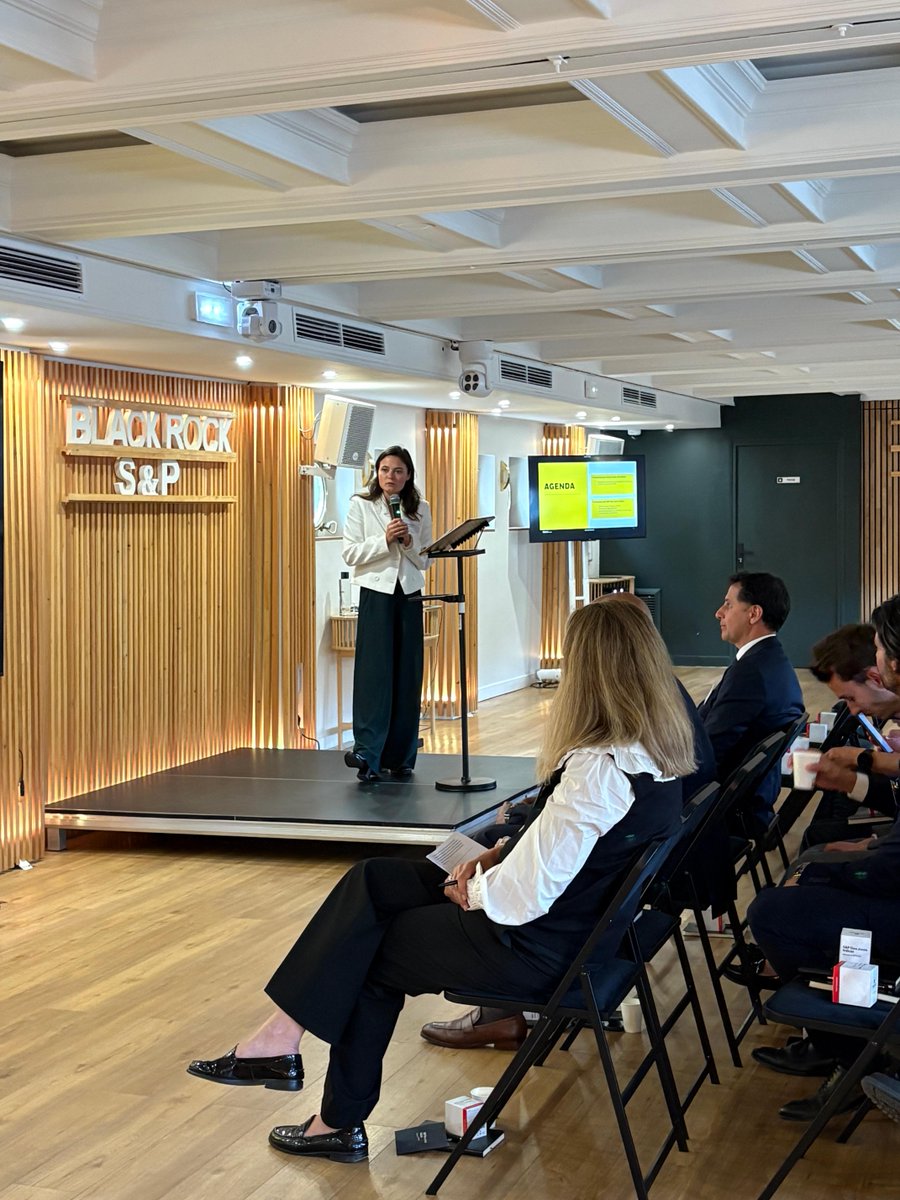 BlackRock_FRA's tweet image. 🚢 Retour sur notre événement BlackRock Summer Investment Forum

Nous avons eu le plaisir de réunir les acteurs clés de la distribution d’épargne digitale lors de notre événement BlackRock Summer Investment Forum. 

Risque de perte en capital #communicationpublicitaire