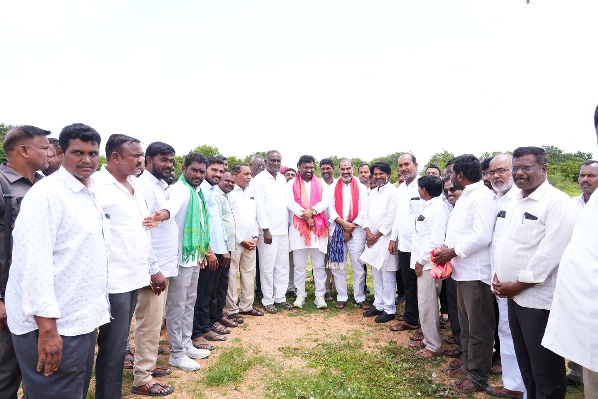 JaiAadiSrinivas's tweet image. వేములవాడ నియోజకవర్గం, మూడపల్లి గ్రామంలో మినీ స్టేడియం నిర్మాణానికి అనువైన స్థలాన్ని స్పోర్ట్స్ అథారిటీ చైర్మన్ @ShivaSenaIYC గారితో కలిసి పరిశీలించిన రాష్ట్ర ప్రభుత్వ విప్ @aadisrinivasmla గారు.

రాష్ట్ర ప్రభుత్వం క్రీడల అభివృద్ధికి కట్టుబడి ఉంది. 🏟️💪

#AadiSrinivas #MiniStadium