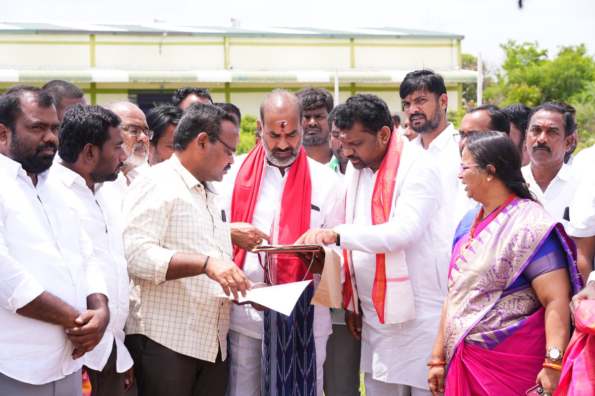 JaiAadiSrinivas's tweet image. వేములవాడ నియోజకవర్గం, మూడపల్లి గ్రామంలో మినీ స్టేడియం నిర్మాణానికి అనువైన స్థలాన్ని స్పోర్ట్స్ అథారిటీ చైర్మన్ @ShivaSenaIYC గారితో కలిసి పరిశీలించిన రాష్ట్ర ప్రభుత్వ విప్ @aadisrinivasmla గారు.

రాష్ట్ర ప్రభుత్వం క్రీడల అభివృద్ధికి కట్టుబడి ఉంది. 🏟️💪

#AadiSrinivas #MiniStadium