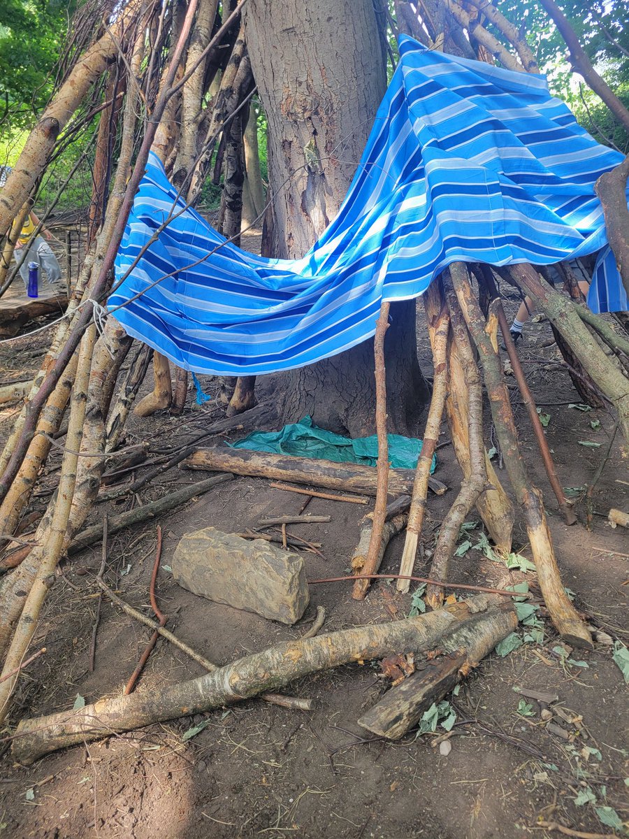 Den 3
Features an old fashion TV and remote and a bench...