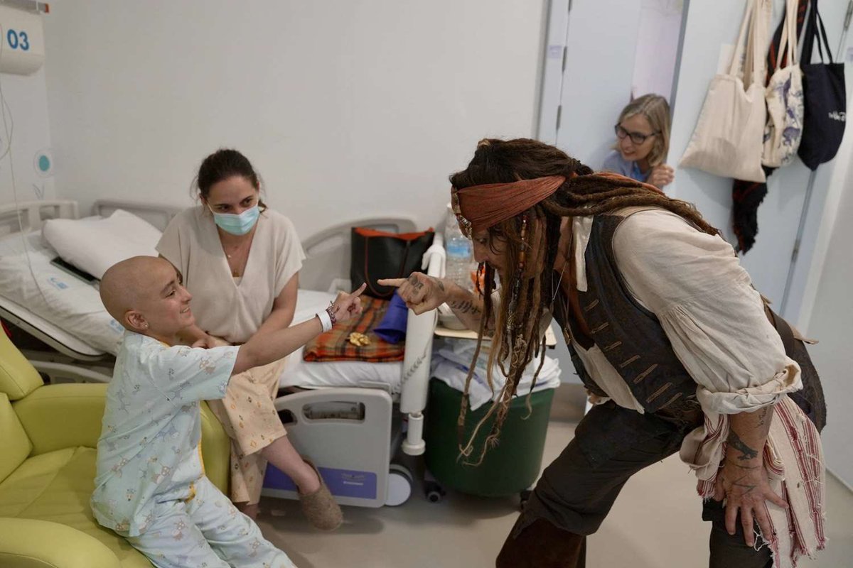LauraBockov's tweet photo. @DuBarrysLady Johnny has said his visits aren’t  just for the children. They obv enjoy him-smiles &amp; giggling. “Children are so strong-But i was a parent of a sick child too” The parents are so scared &amp; they see their children smile &amp; his visits give them a giggle too-if only for a few hours https://t.co/BAtUPOyY8p