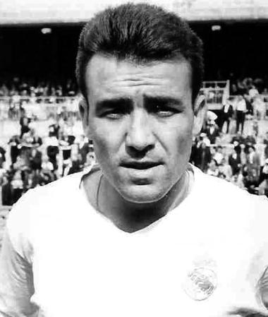 El 20 de junio de 2021 fallecía Luis del Sol, futbolista del Real Madrid entre 1959-60 y 1961-62. Disputó 96 partidos oficiales y marcó 32 goles. Ganó de blanco 1 Copa de Europa, 1 Intercontinental, 2 Ligas y 1 Copa. Un recuerdo para nuestro ex jugador.
📸 Archivo Real Madrid.