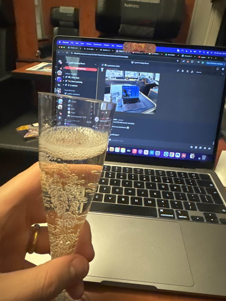 TinyMetaX's tweet image. One more hour left of travel then touch down Prague 🇨🇿

#Travel #CzechBeer #TociSe #Legerovalife