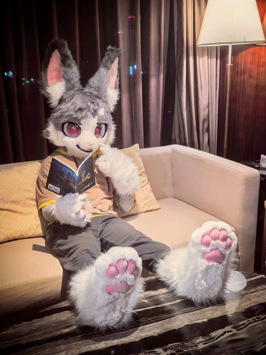 rabbitmenglong's tweet image. 🤔
#FursuitFriday