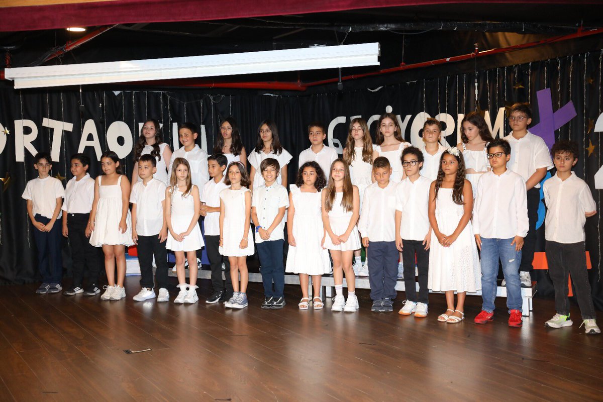 İlkokul eğitimini başarıyla tamamlayan 4B sınıfı öğrencilerimiz heyecan ve mutlulukla ortaokula merhaba diyor✨
Velilerimiz ile bir araya geldiğimiz Ortaokula Geçiş Töreni’mizi coşkuyla gerçekleştirdik 💙❤️
