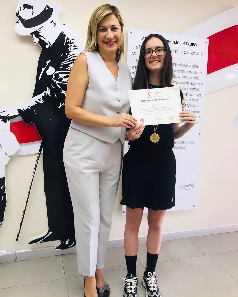 Türkiye Zeka Ligi Yarışması’nda birinci olan öğrencimiz Nehir Boz, katıldığı uluslararası turnuvada ise dünya birincisi olmuştur.Tebrik ediyor,başarılarının devamını diliyoruz🥇