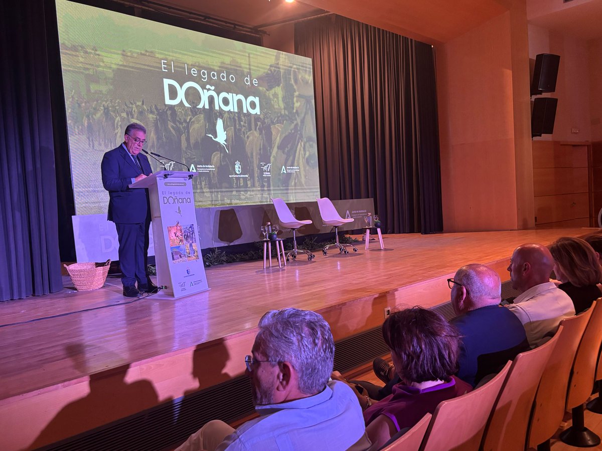 🗣️ 🌿 El alcalde de Almonte, Francisco Bella, da la bienvenida a los asistentes. Una jornada clave para la cohesión entre el desarrollo agrícola y la conservación de Doñana.

#ElLegadodeDoñana #conservacion #Doñana