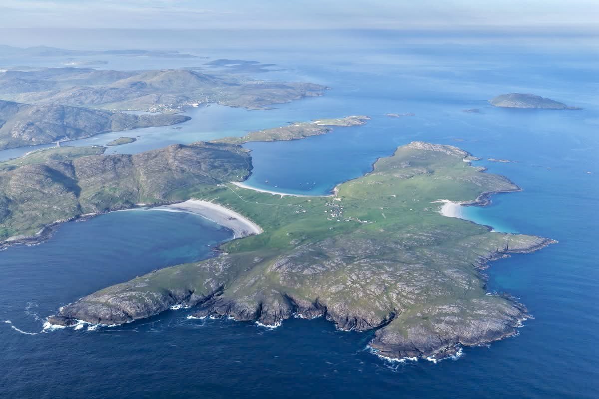 MarionMacNeil's tweet image. ☀️The sun is shining!

The hidden treasures in Vatersay - a must to see! Walk the coast which includes the settlement in Eorisdale and secluded beaches.  

Look how small &amp;amp; fragile an island it is! Adhere to the erosion rules!

Photo: John MacDougall

@OuterHebs @VisitScotland