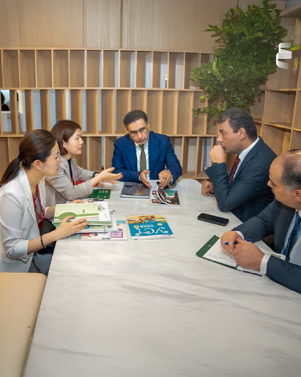 AbuDhabiALC's tweet image. The #ALC met with two of the most prominent publishing houses in China. 

The meeting paved the way for a variety of knowledge-driven and creative initiatives, including digital publishing, translation, and the development of Arabic educational content, such as Chinese language…