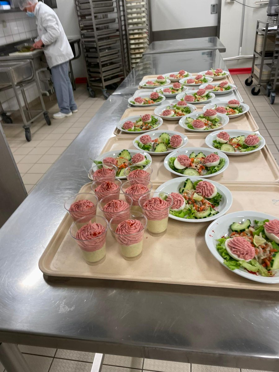 CH_HAUTANJOU's tweet photo. 🎉🍽️ Des repas de fête pour nos EHPAD !
Les cuisines du #CHHA préparent des menus festifs pour nos résidents 🧓👵
Merci aux équipes cuisine et hôtellerie pour leur engagement 🙌
#EHPAD #RepasFestifs #RestaurationCollective #BienVieillir https://t.co/UzUlv3yHVR