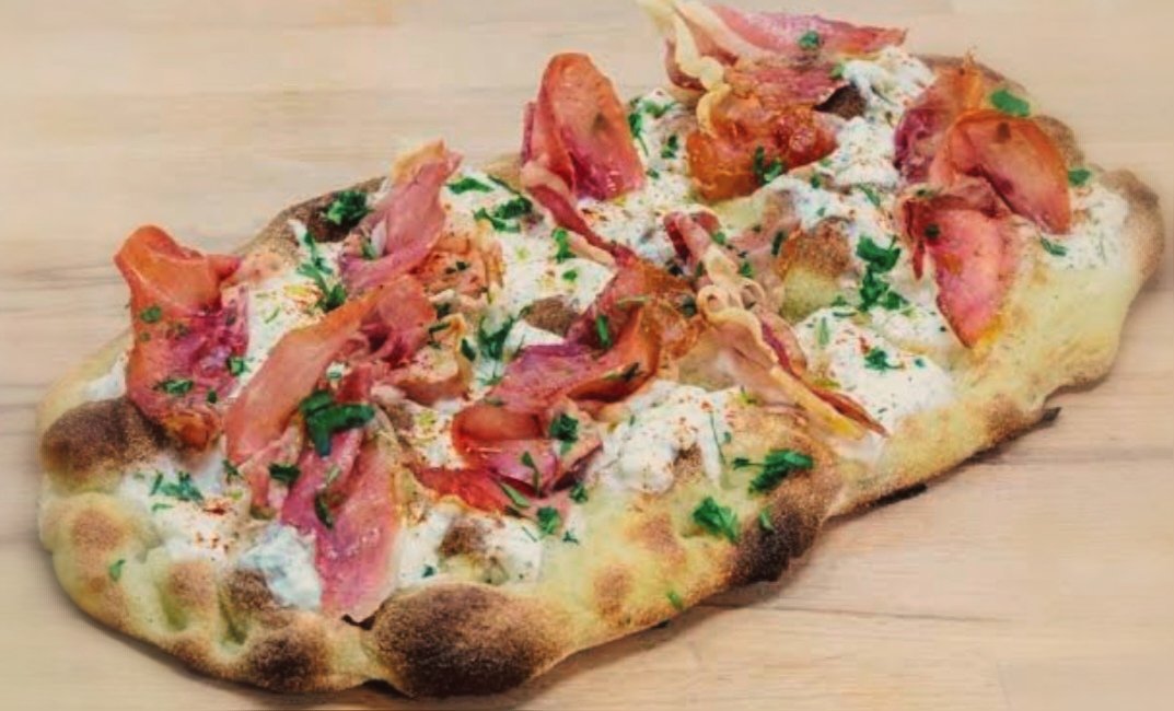 Lloveras8's tweet photo. Petite découverte aux côtés de #harrys avec leur #pinsaharrys
Ici c'est façon espagnol avec jambon espagnol, huile d'olive, tomates séchées, mozzarella et basilic.
#sampleo @sampleo https://t.co/5axDx59Xlm