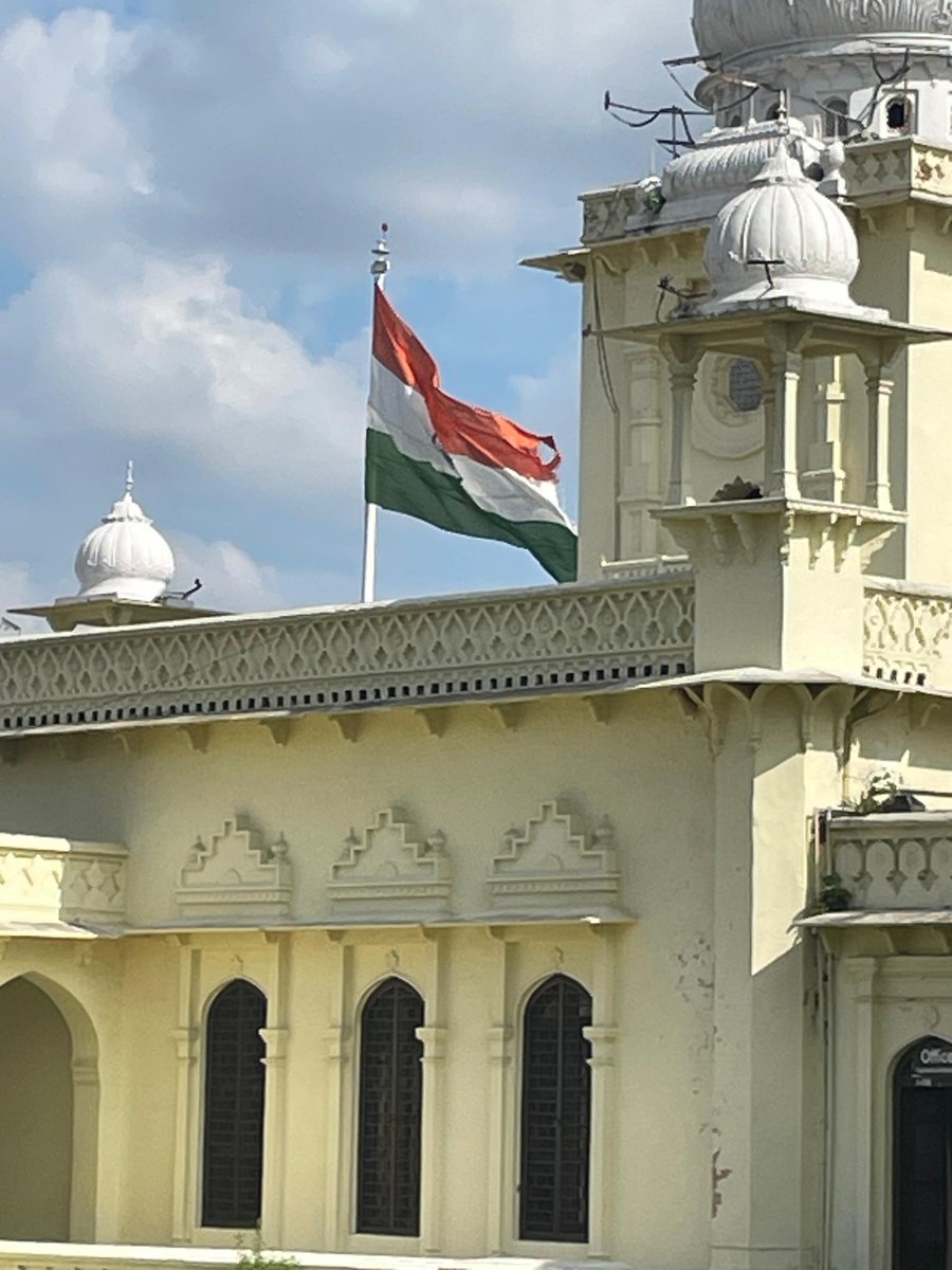 विश्वविद्यालय प्रशासन इस कदर छुट्टी पे गया हैं, की फटा हुआ तिरंगा भी नहीं दिखता! 
प्रशासन जल्द से जल्द इसे बदलने का कार्य करे !