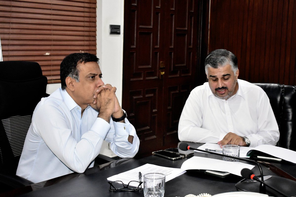 MDWasafsd's tweet photo. واٹر اینڈ سینی ٹیشن ایجنسی (واسا) فیصل آباد کے منیجنگ ڈائریکٹر سہیل قادر چیمہ نے سالانہ ترقیاتی پروگرام (اے ڈی پی) 2025-26 کے تحت ترقیاتی سکیموں کے تعمیراتی کاموں کو مقررہ وقت میں مکمل کرنے کے احکامات جاری کردیے۔

ایم ڈی واسا کی ہدایت پر عوامی فلاح و بہبود کے لیے جاری ترقیاتی منصوبوں کی تکمیل سے شہریوں کو سیوریج کے مسائل سے خاطرخواہ ریلیف ملے گا۔ انہوں نے واضح کیا کہ ڈی سلٹنگ اور دیگر آپریشنز کے لیے درکار ڈرینج و پمپنگ مشینری کی فیصل آباد آمد میں کسی قسم کی تاخیر برداشت نہیں کی جائے گی۔

سہیل قادر چیمہ نے ہدایت کی کہ اے ڈی پی سکیموں کو مقررہ ٹائم فریم کے اندر مکمل کیا جائے اور موسمِ برسات کے پیشِ نظر بارشوں کے دوران کوئی بھی سائٹ کھلی نہ چھوڑی جائے۔ سیوریج سکیموں کے لیے استعمال ہونے والی پائپ لائنز منظور شدہ اداروں سے حاصل کی جائیں اور ان کی لازمی معائنہ رپورٹ اپ ڈیٹ کی جائے۔

انہوں نے مزید کہا کہ تمام ترقیاتی منصوبوں کے تعمیراتی کاموں میں حفاظتی اقدامات کو یقینی بنایا جائے اور متعلقہ سائٹس پر پراجیکٹ پروفائل کے سائن بورڈز نمایاں طور پر آویزاں کیے جائیں۔ ڈائریکٹر ڈرینج کو ہدایت کی گئی کہ روڈ سائیڈ ڈرینز کی ڈی سلٹنگ کی تصاویر کے بجائے عملہ موقع پر کام کرتا دکھائی دے۔

ایم ڈی واسا نے افسران کو شہریوں کی شکایات کے فوری ازالے کے لیے دفاتر میں بیٹھنے کے بجائے فیلڈ میں فعال رہنے کی ہدایت کی۔ انہوں نے اجلاس کے دوران سالانہ ترقیاتی پروگرام 2025-26 کے تحت جاری منصوبوں کی پیش رفت کا جائزہ لیتے ہوئے تمام متعلقہ حکام کو شفافیت اور معیار پر کوئی سمجھوتہ نہ کرنے کی تلقین کی۔

#واسا_فیصل_آباد #ترقیاتی_منصوبے #عوامی_فلاح #اے_ڈی_پی_2025_26
@MaryamNSharif @FsdWasa @GovtofPunjabPK @GovtofPakistan @DCFaisalabad @commissionerfsd @FDA_Faisalabad